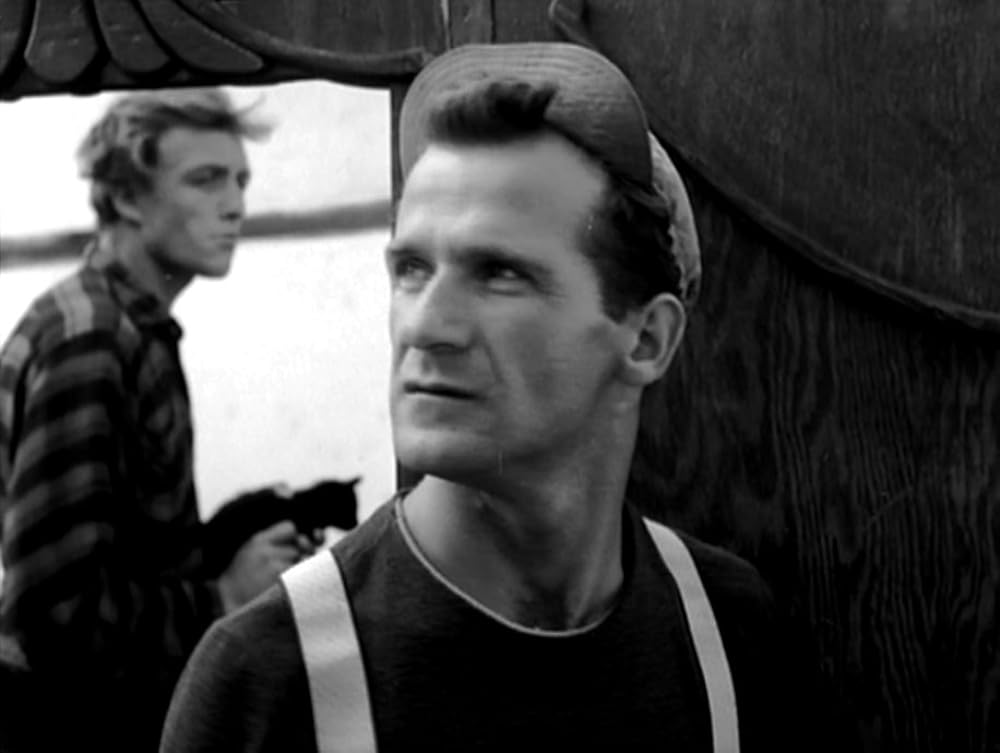 タンスと二人の男の画像