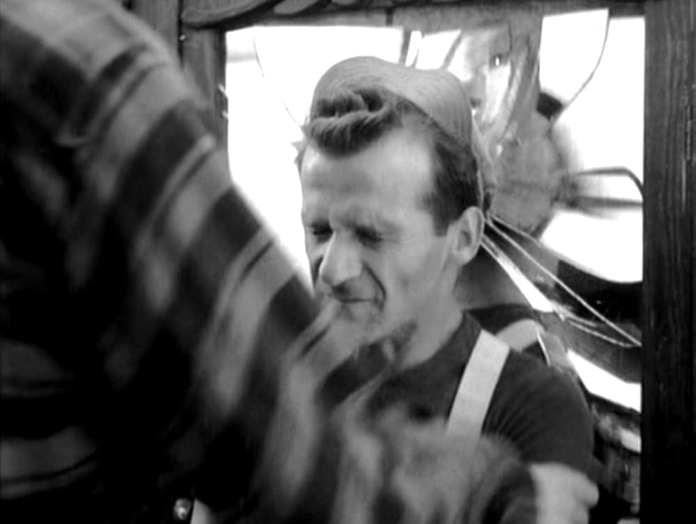 タンスと二人の男の画像