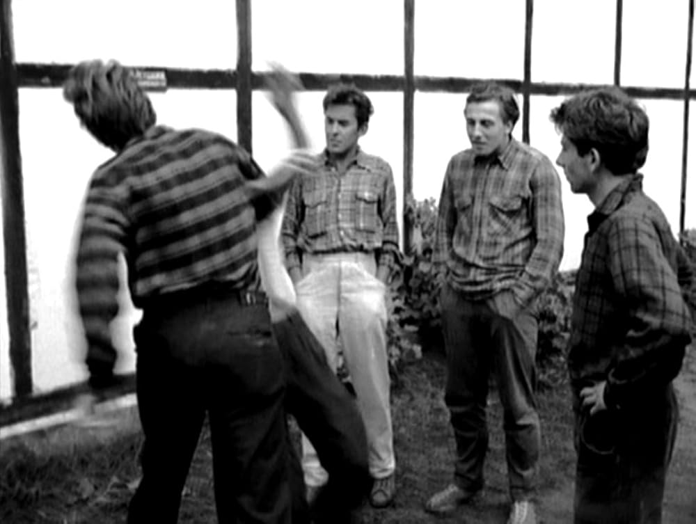 タンスと二人の男の画像