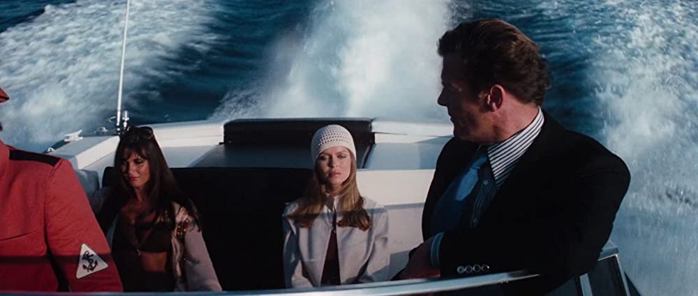 「007／私を愛したスパイ」ロジャー・ムーア & バーバラ・バック & キャロライン・マンローの画像