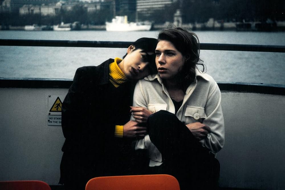 花を摘む少女と虫を殺す少女の画像