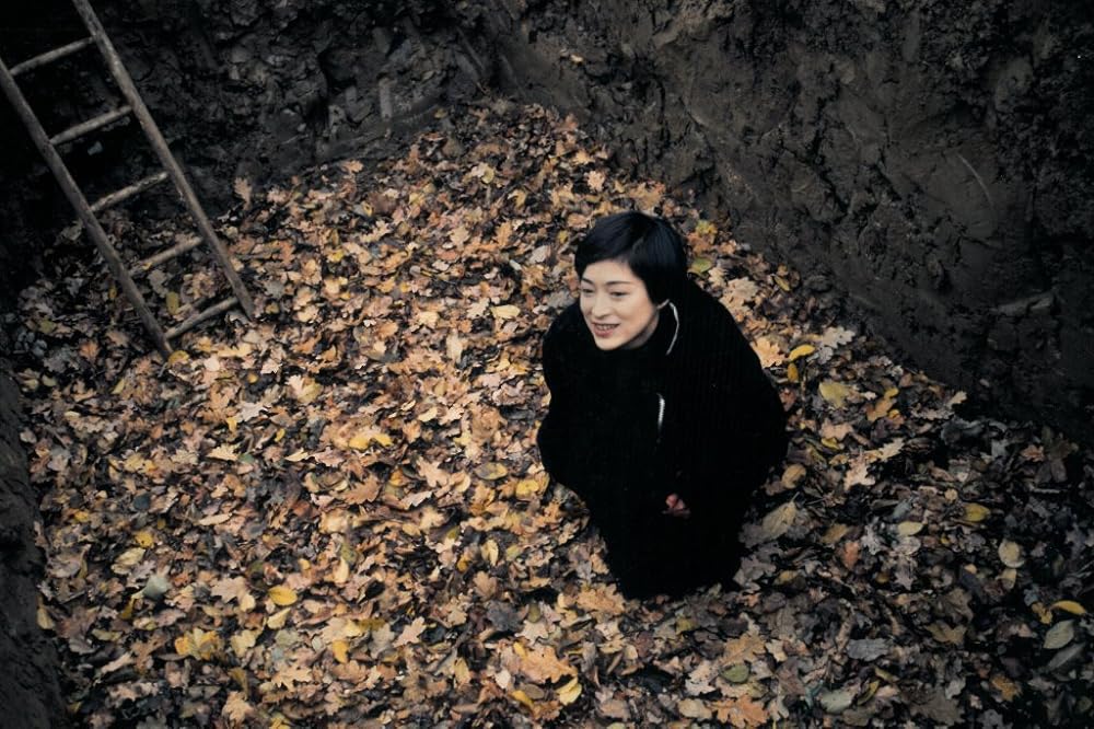 花を摘む少女と虫を殺す少女の写真