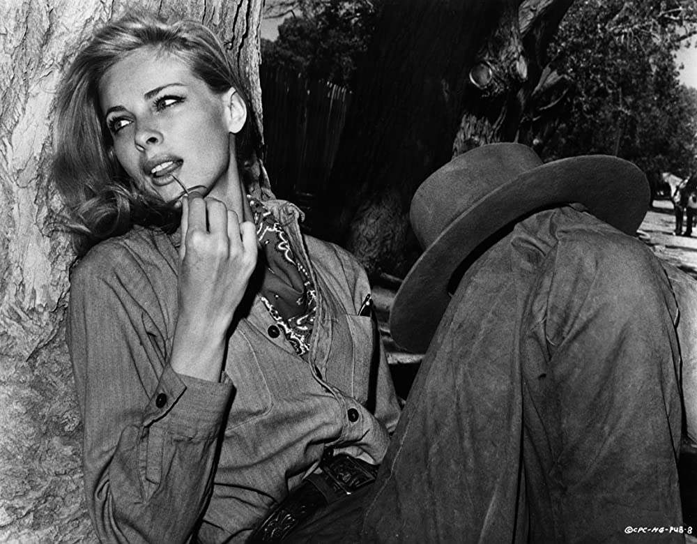 「マッケンナの黄金」Camilla Sparvの画像