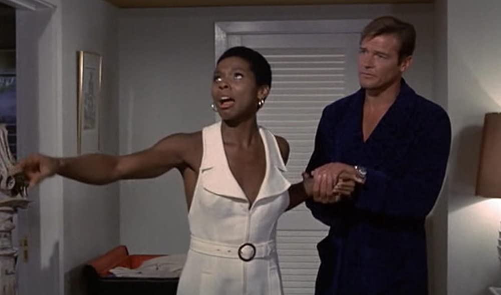 「007／死ぬのは奴らだ」ロジャー・ムーア & グロリア・ヘンドリーの画像