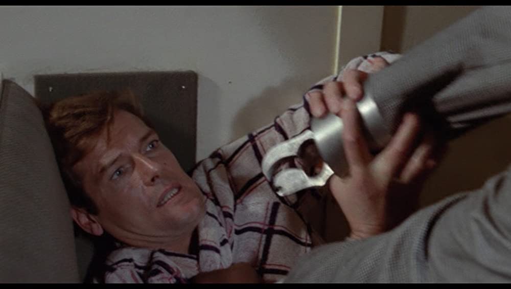 「007／死ぬのは奴らだ」ロジャー・ムーアの画像