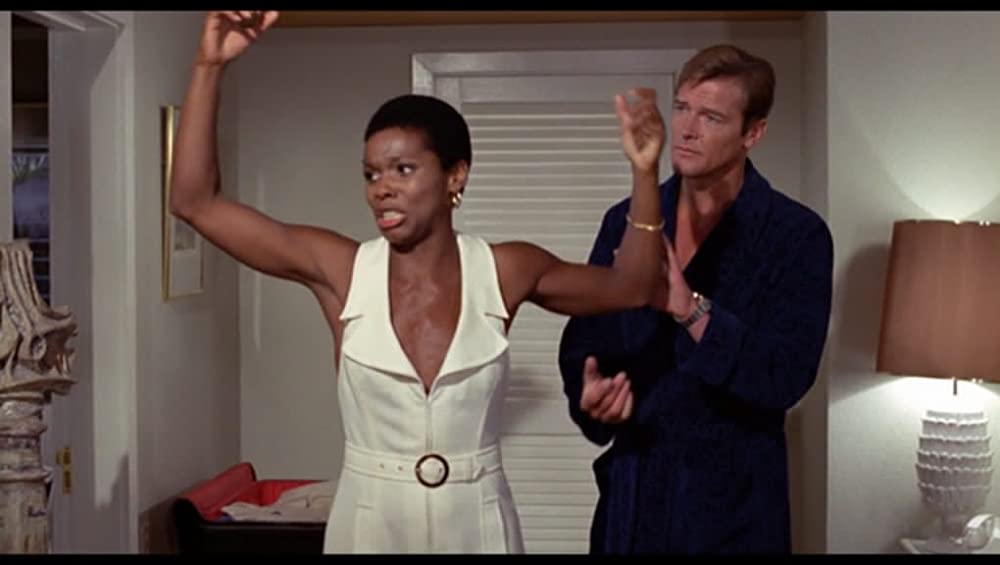 「007／死ぬのは奴らだ」ロジャー・ムーア & グロリア・ヘンドリーの画像