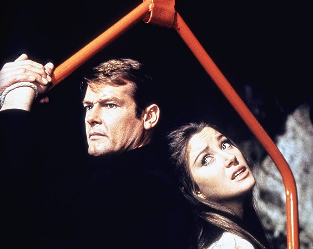 「007／死ぬのは奴らだ」ロジャー・ムーア & ジェーン・シーモアの画像