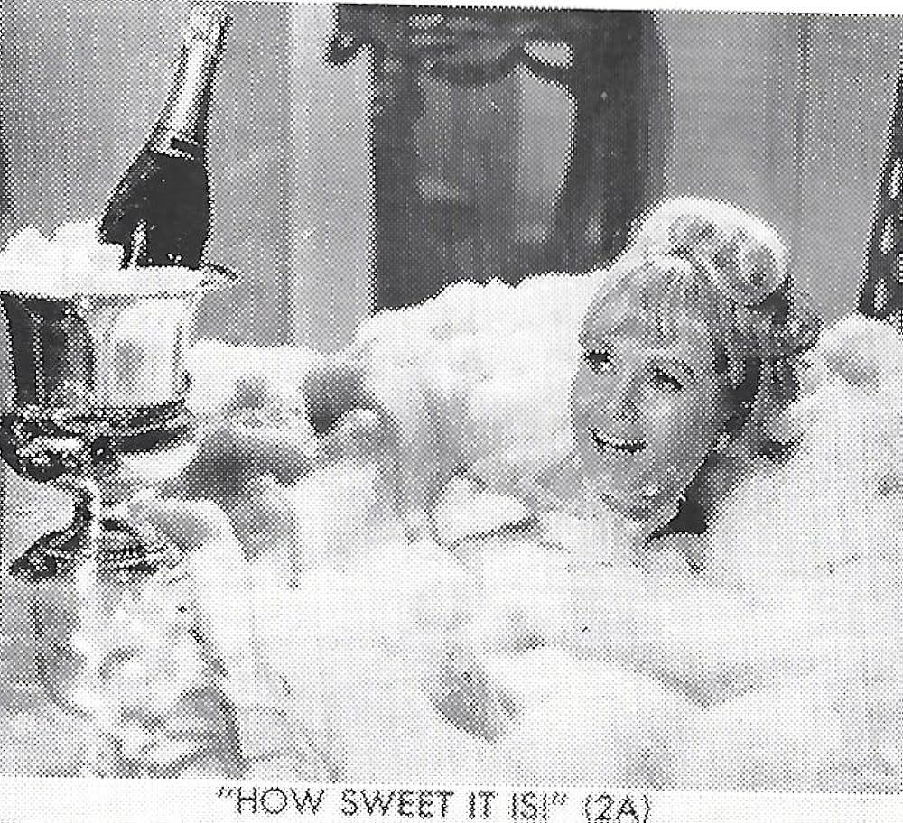 水色のビキニのマドモアゼルの画像