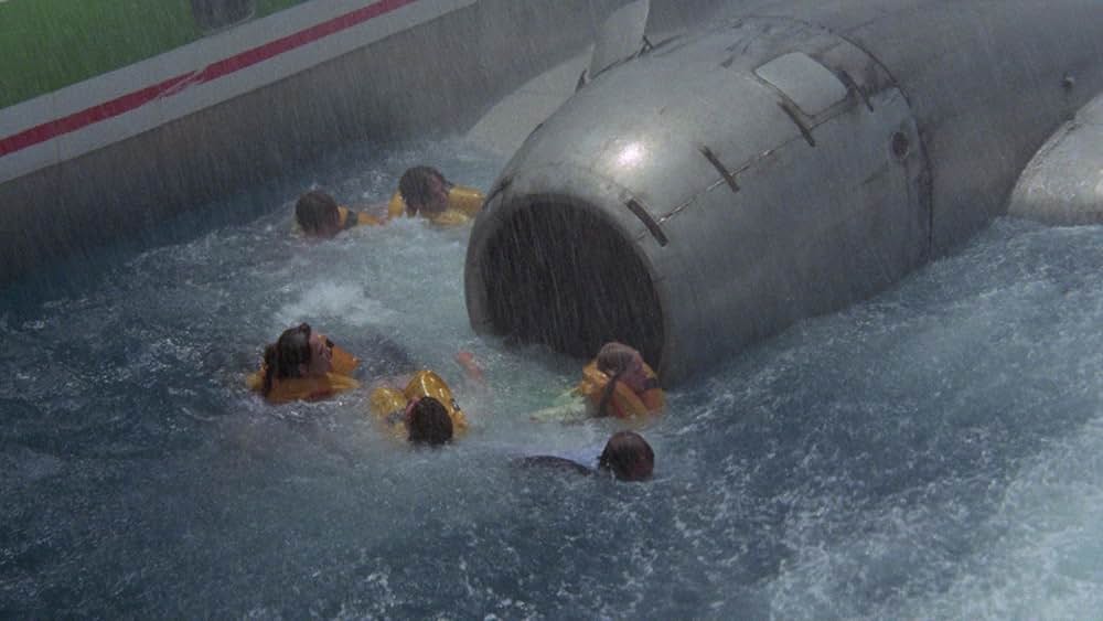 大竜巻／サメの海へ突っ込んだ旅客機の画像