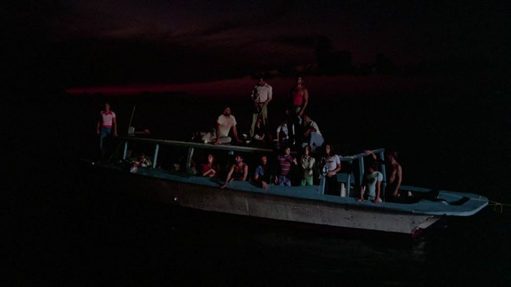 大竜巻／サメの海へ突っ込んだ旅客機の画像