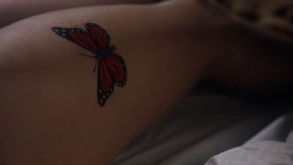 太ももに蝶の画像