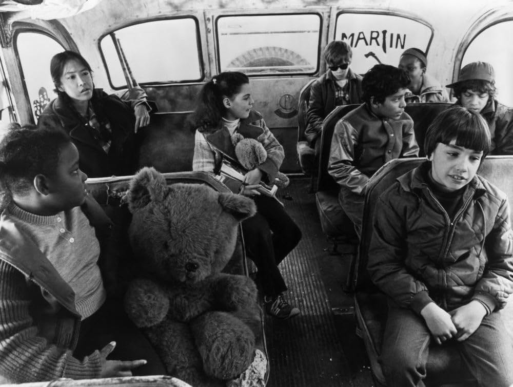 おんぼろバスと8人の子供たちの画像