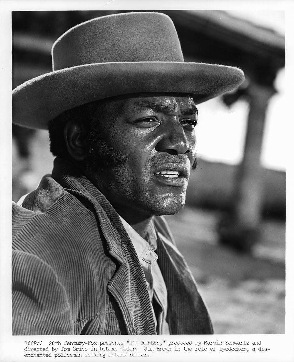 100挺のライフルの画像