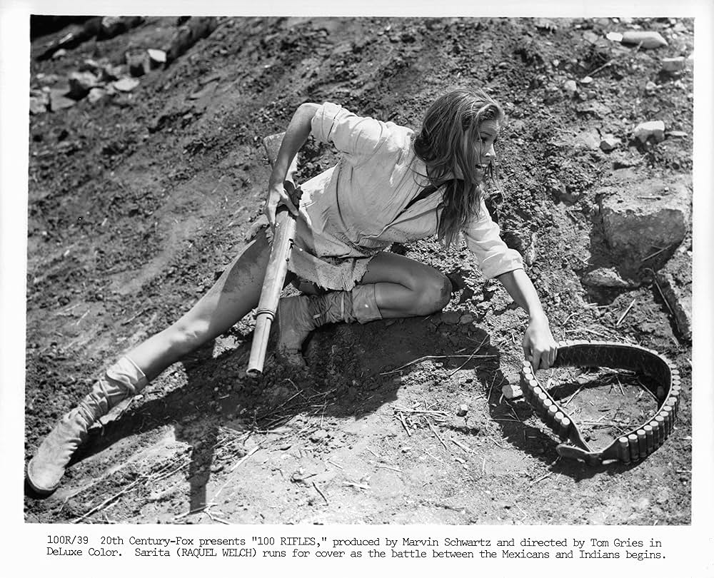 100挺のライフルの画像