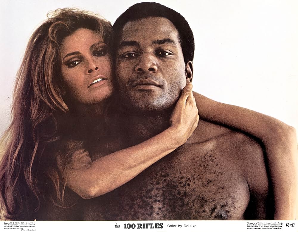 100挺のライフルの画像