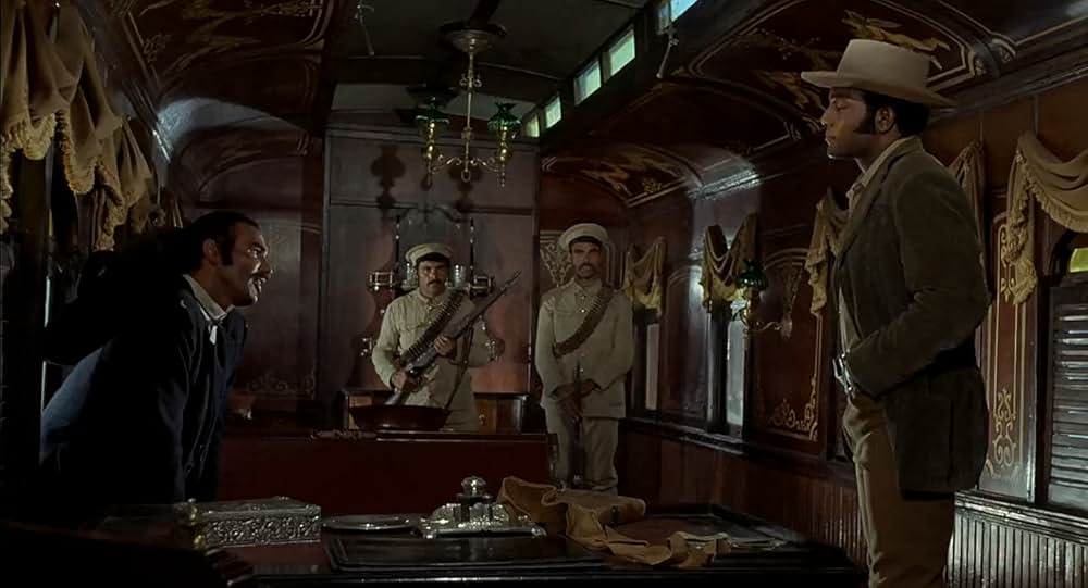 100挺のライフルの画像