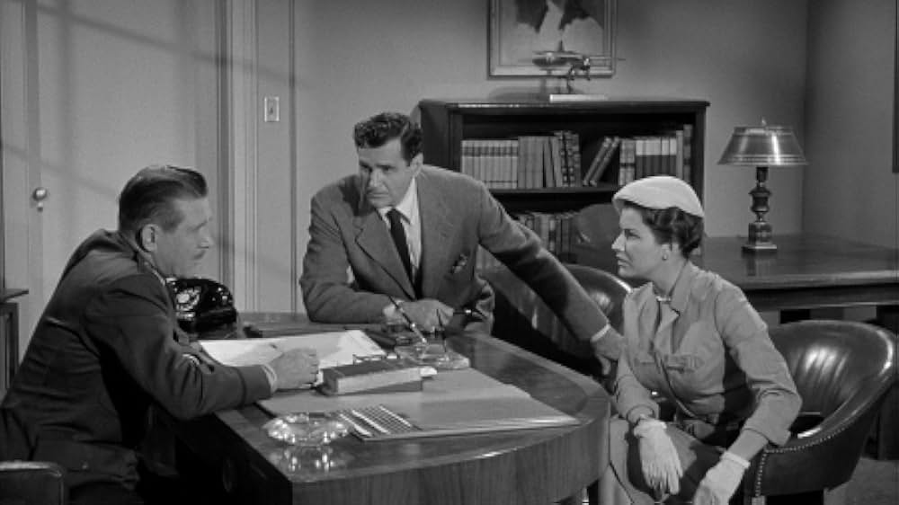 人類危機一髪！巨大怪鳥の爪の画像