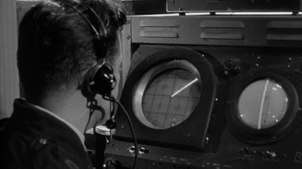 人類危機一髪！巨大怪鳥の爪の画像