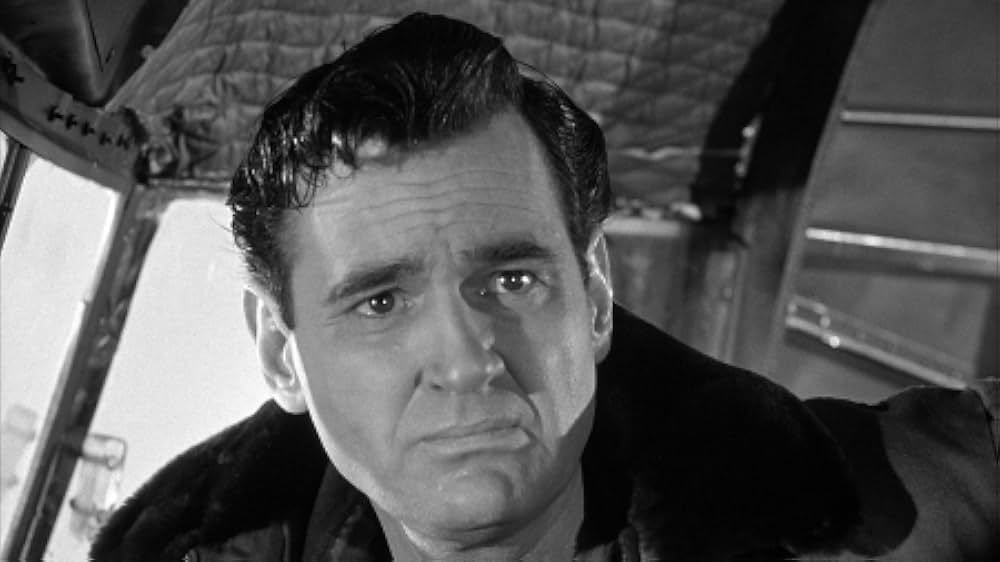 人類危機一髪！巨大怪鳥の爪の画像