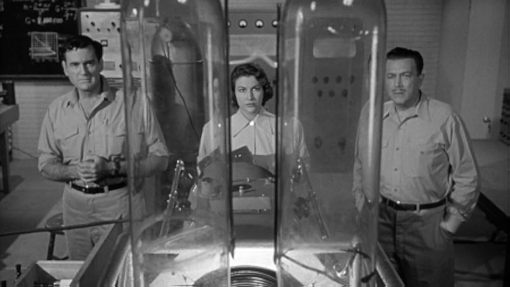 人類危機一髪！巨大怪鳥の爪の画像