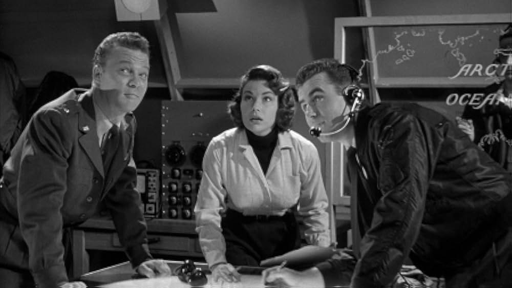 人類危機一髪！巨大怪鳥の爪の画像