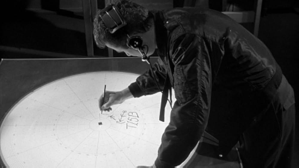 人類危機一髪！巨大怪鳥の爪の画像