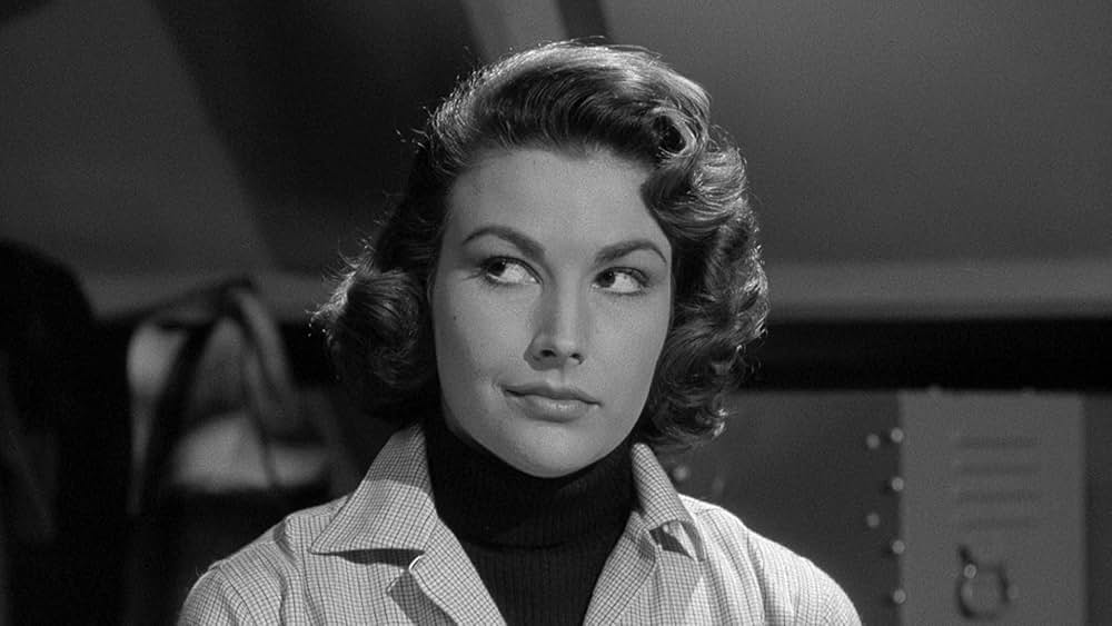 人類危機一髪！巨大怪鳥の爪の画像