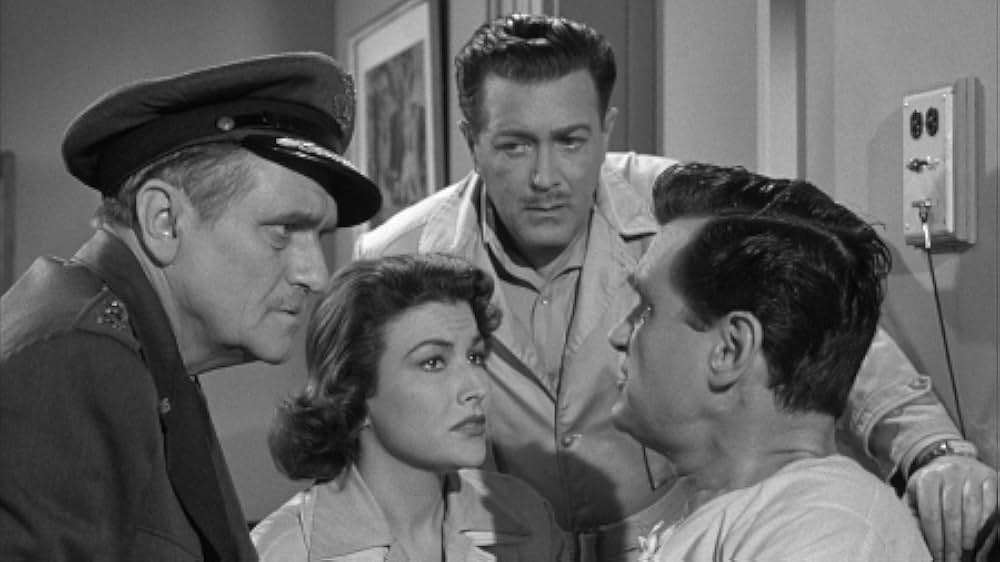 人類危機一髪！巨大怪鳥の爪の画像