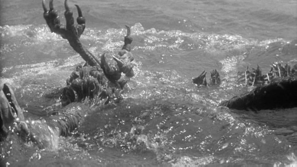 人類危機一髪！巨大怪鳥の爪の画像