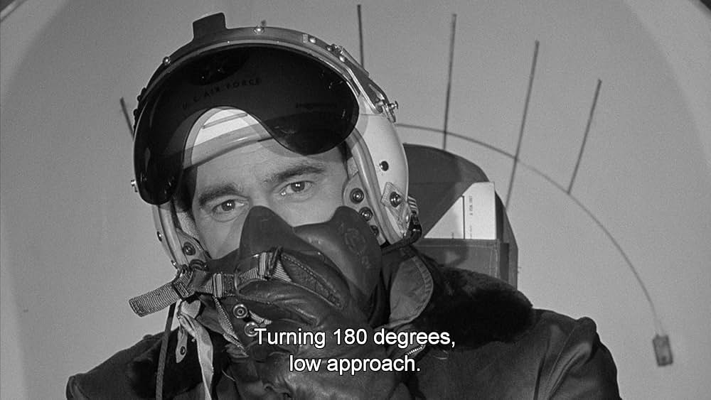 人類危機一髪！巨大怪鳥の爪の画像