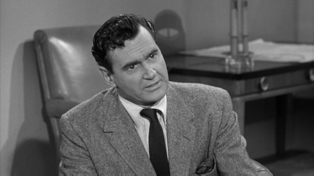 人類危機一髪！巨大怪鳥の爪の画像