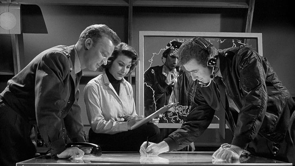 人類危機一髪！巨大怪鳥の爪の画像