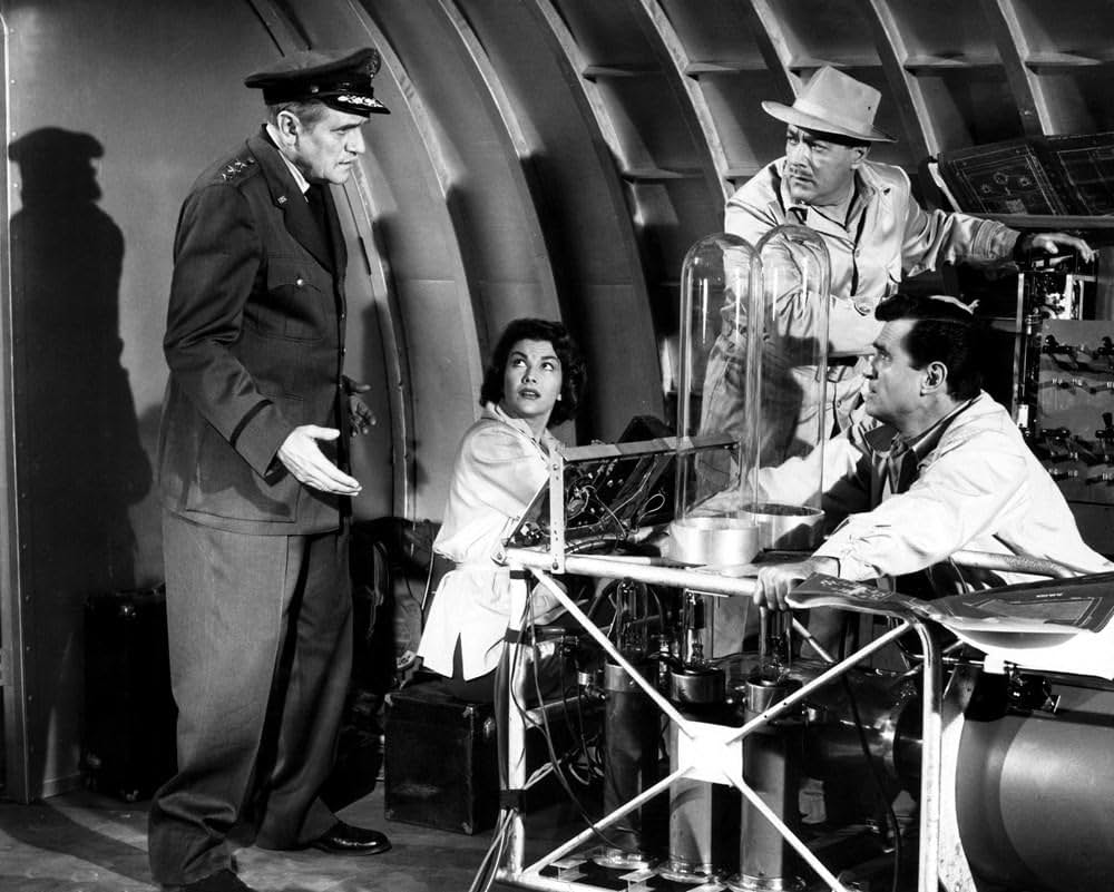 人類危機一髪！巨大怪鳥の爪の画像