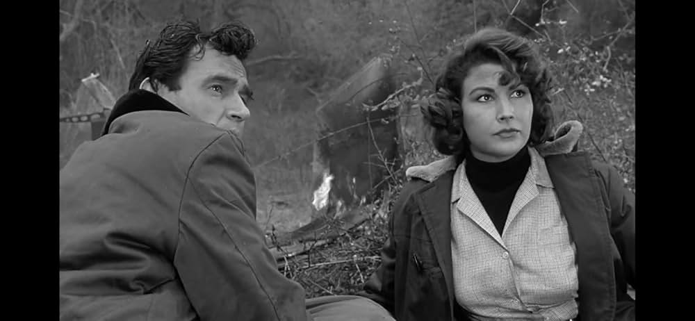 人類危機一髪！巨大怪鳥の爪の画像