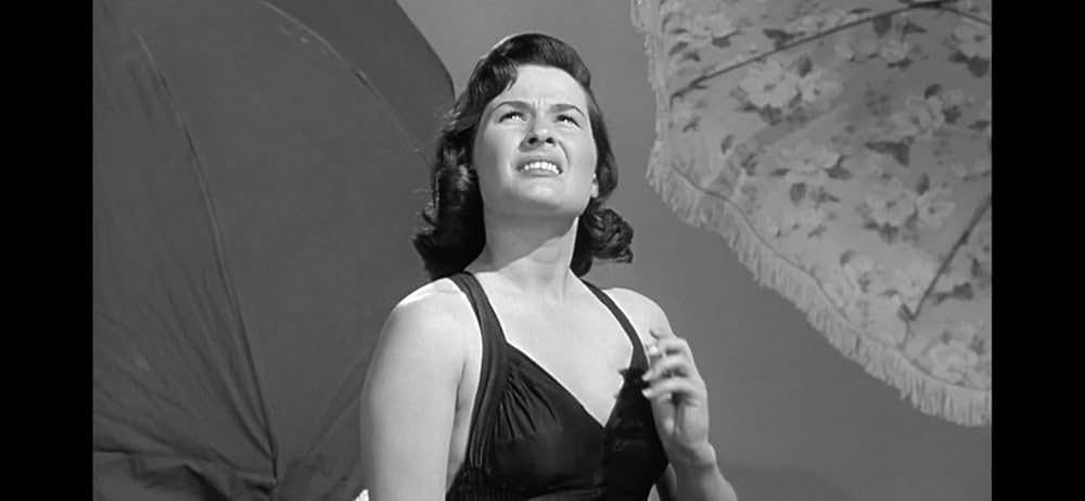 人類危機一髪！巨大怪鳥の爪の画像