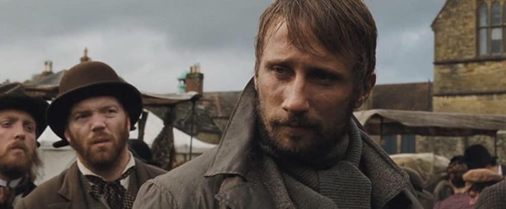 遥か群衆を離れての画像