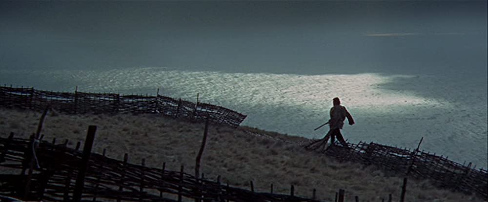 遥か群衆を離れての画像