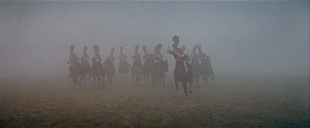 遥か群衆を離れての画像