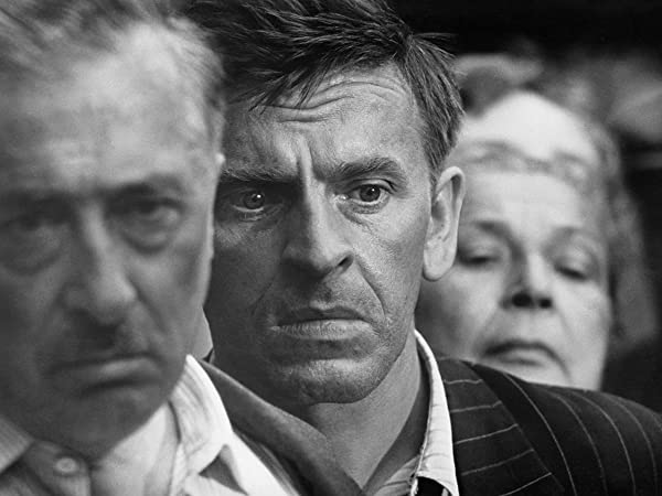 大通りの商店の画像