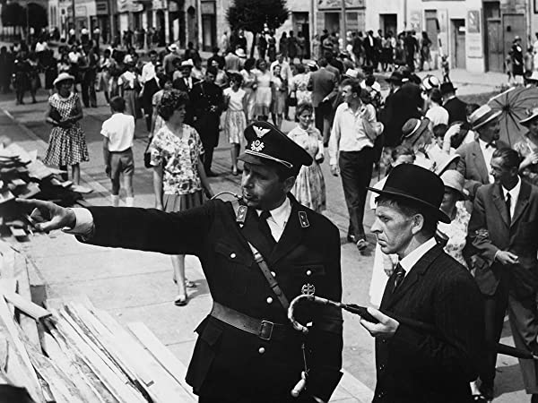 大通りの商店の画像