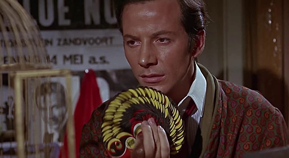 唇からナイフの画像