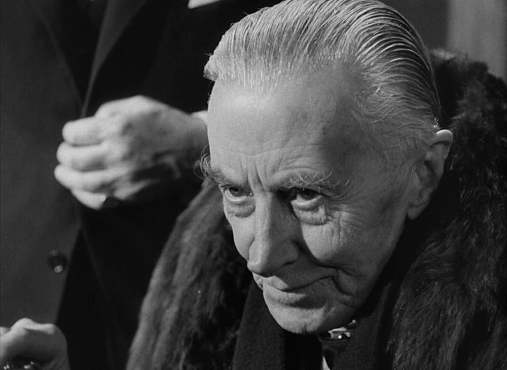 白衣の男の画像