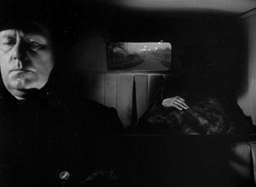 白衣の男の画像