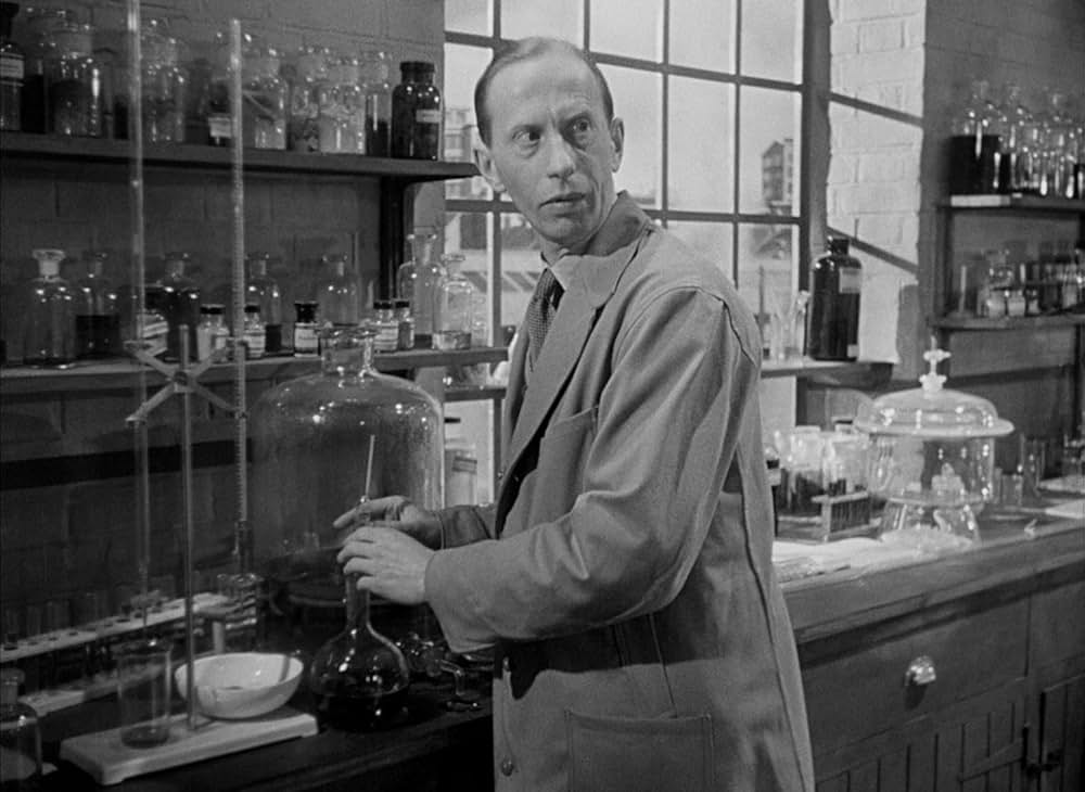 白衣の男の画像