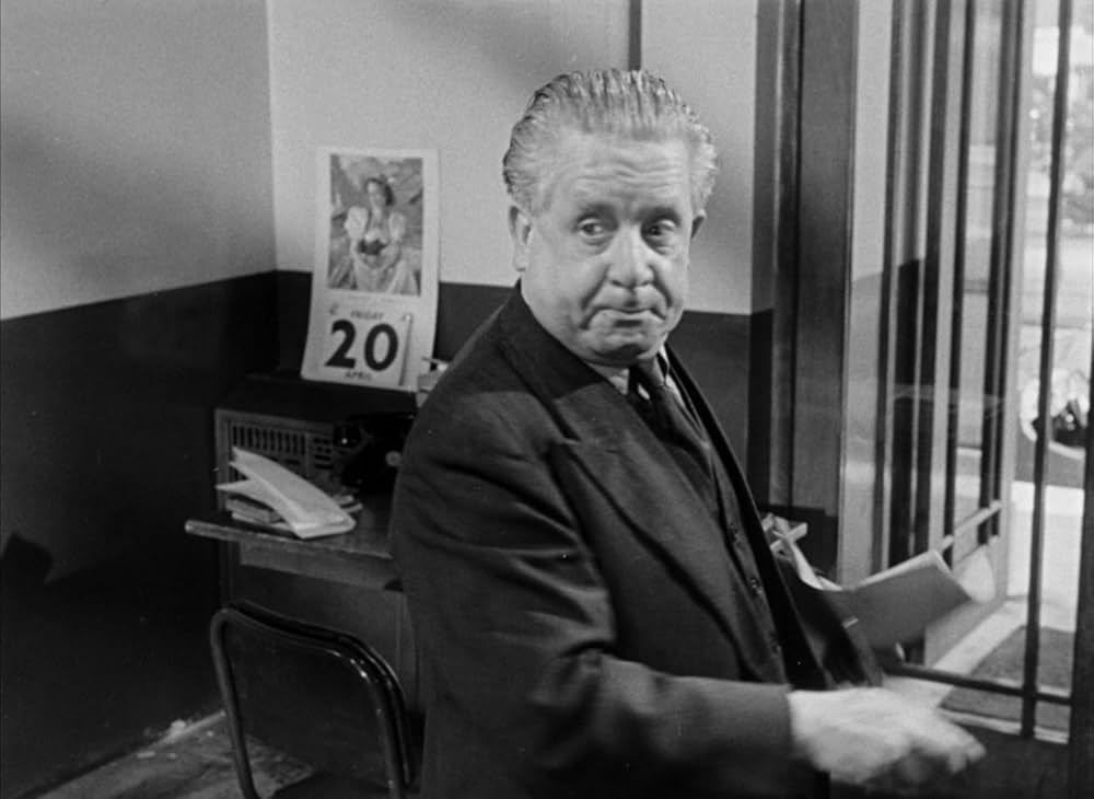 白衣の男の画像