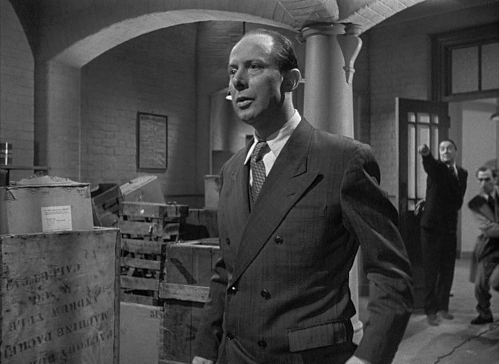 白衣の男の画像