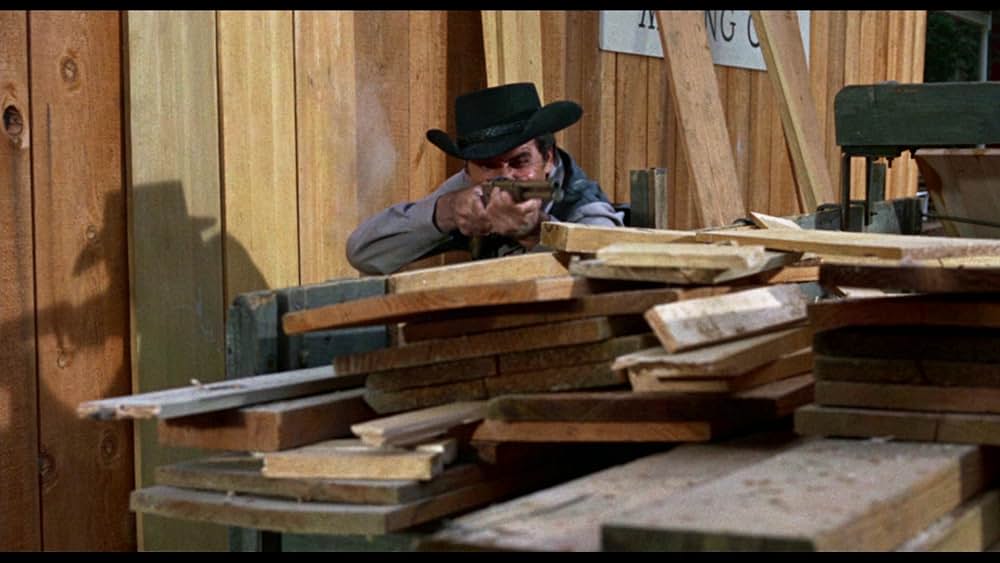 夕陽に立つ保安官の画像