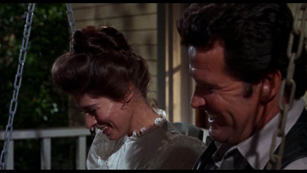 夕陽に立つ保安官の画像