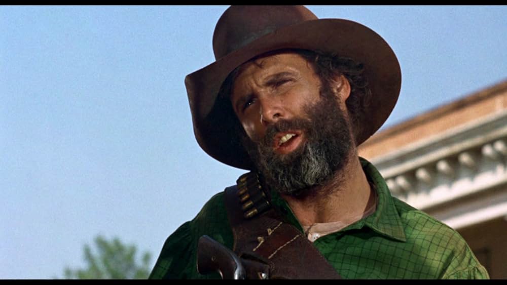 夕陽に立つ保安官の画像