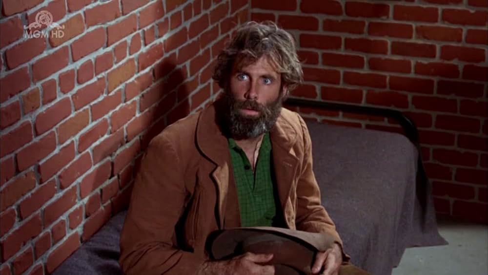 夕陽に立つ保安官の画像